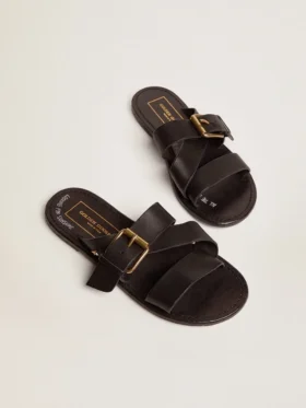 Sandalias planas Margaret para mujer en cuero negro recubierto de resina
