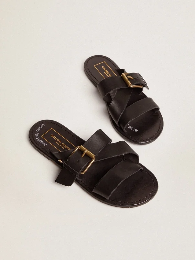 Sandalias planas Margaret para mujer en cuero negro recubierto de resina