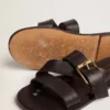 Sandalias planas Margaret para mujer en cuero negro recubierto de resina