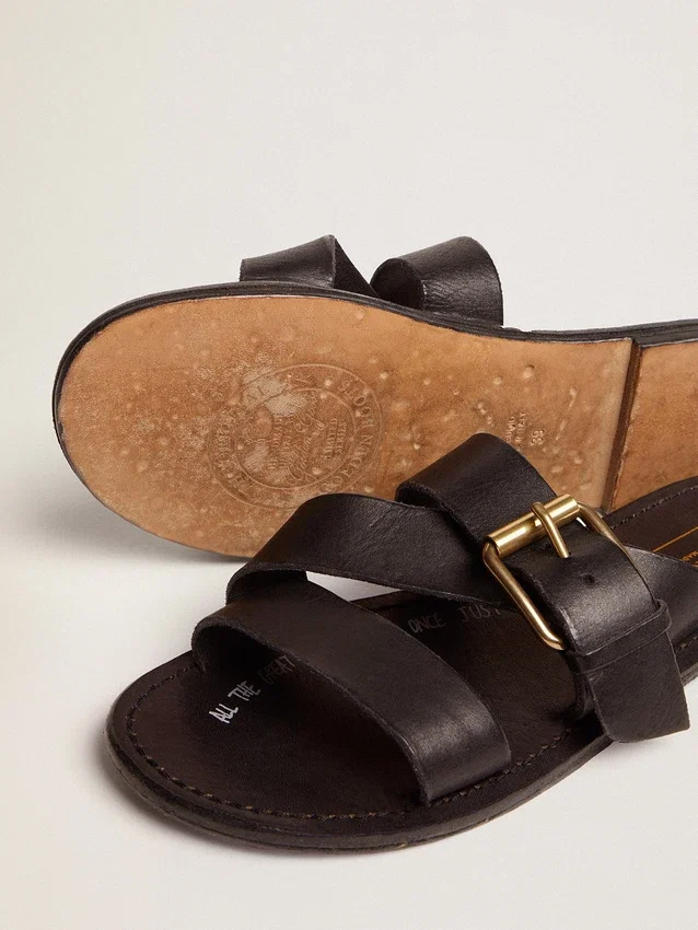 Sandalias planas Margaret para mujer en cuero negro recubierto de resina