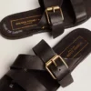 Sandalias planas Margaret para mujer en cuero negro recubierto de resina