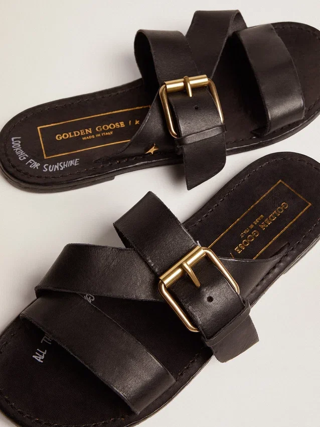 Sandalias planas Margaret para mujer en cuero negro recubierto de resina