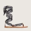 Sandalias planas para mujer con estampado de paisley azul oscuro y detalle de joya