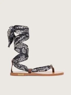Sandalias planas para mujer con estampado de paisley azul oscuro y detalle de joya
