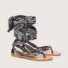 Sandalias planas para mujer con estampado de paisley azul oscuro y detalle de joya