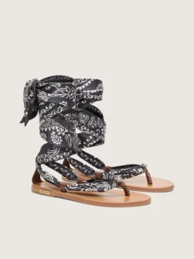 Sandalias planas para mujer con estampado de paisley azul oscuro y detalle de joya