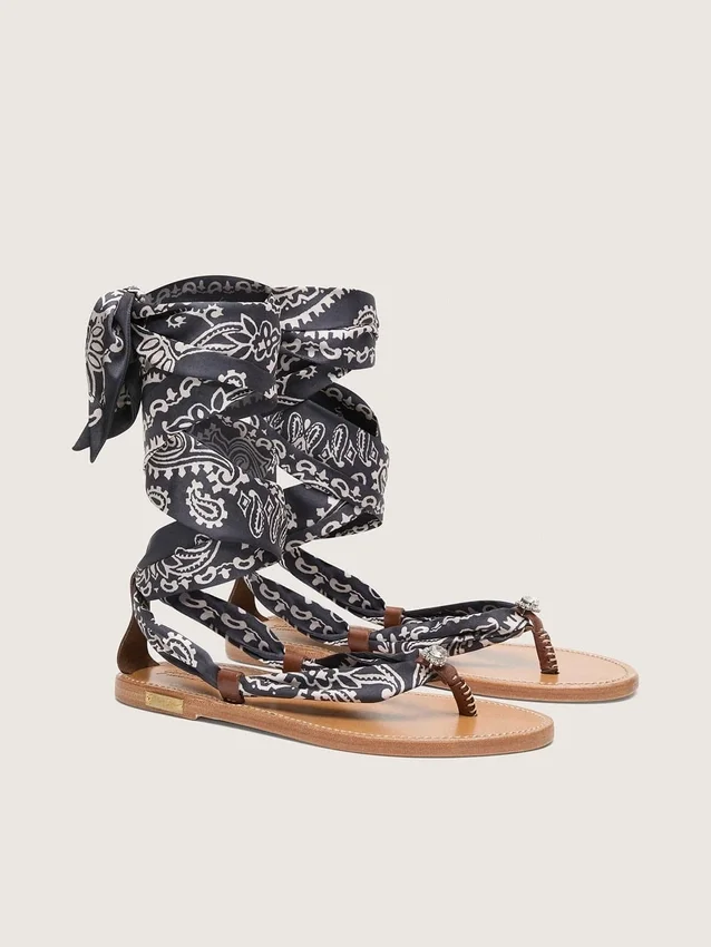 Sandalias planas para mujer con estampado de paisley azul oscuro y detalle de joya