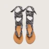 Sandalias planas para mujer con estampado de paisley azul oscuro y detalle de joya