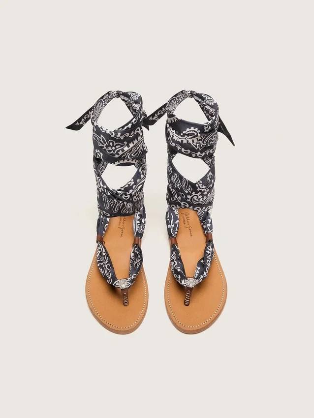 Sandalias planas para mujer con estampado de paisley azul oscuro y detalle de joya