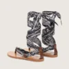 Sandalias planas para mujer con estampado de paisley azul oscuro y detalle de joya