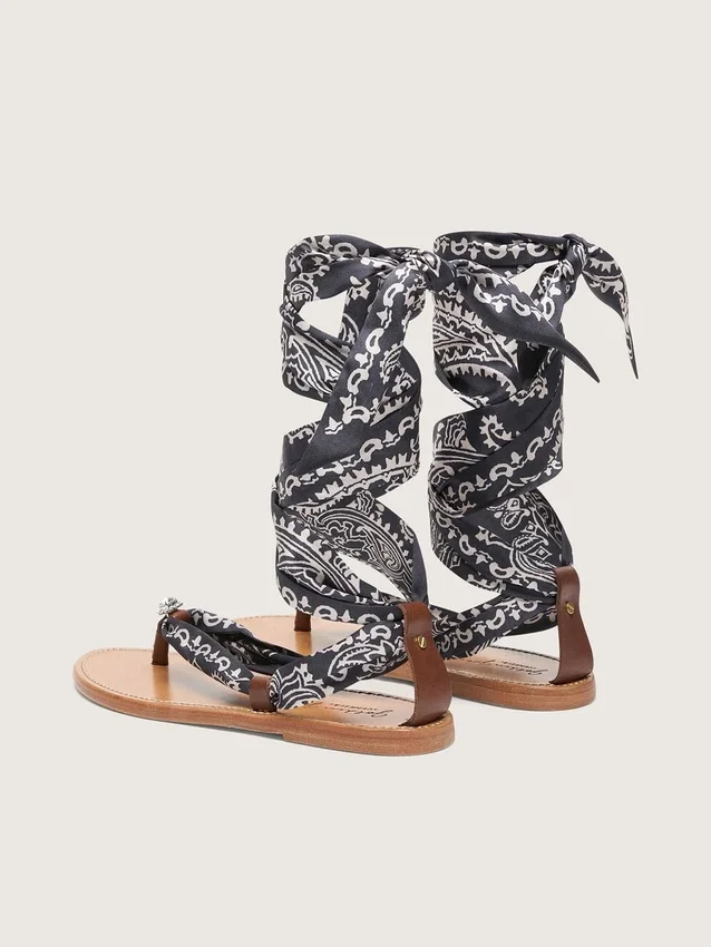 Sandalias planas para mujer con estampado de paisley azul oscuro y detalle de joya