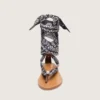 Sandalias planas para mujer con estampado de paisley azul oscuro y detalle de joya