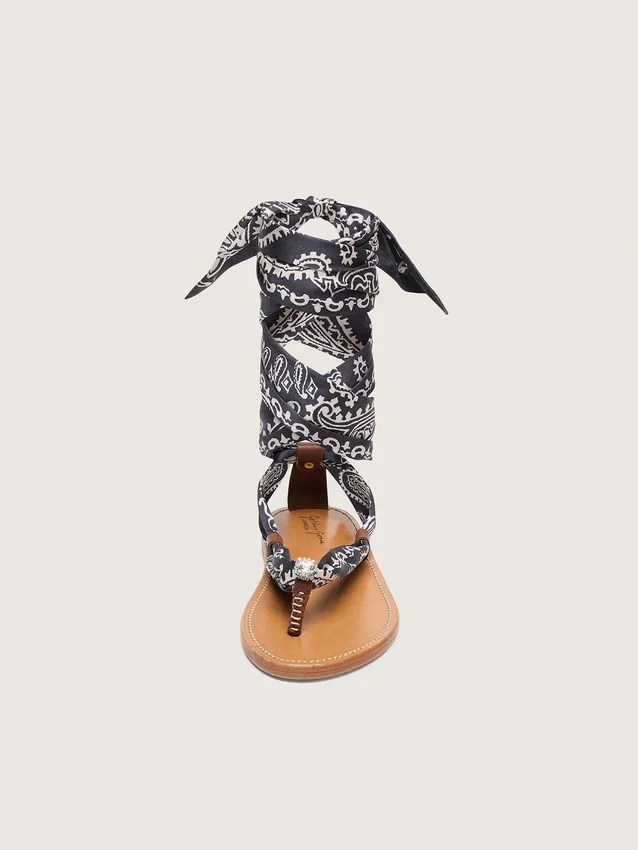 Sandalias planas para mujer con estampado de paisley azul oscuro y detalle de joya