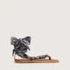 Sandalias planas para mujer con estampado de paisley azul oscuro y detalle de joya