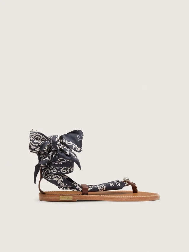 Sandalias planas para mujer con estampado de paisley azul oscuro y detalle de joya
