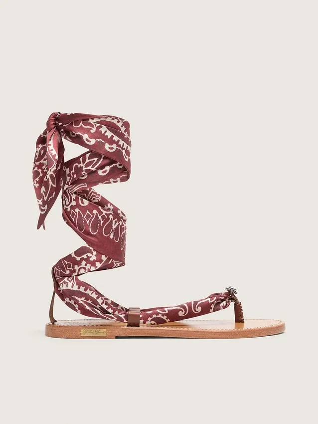 Sandalias planas para mujer con estampado de paisley color burdeos y detalle de joya