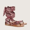 Sandalias planas para mujer con estampado de paisley color burdeos y detalle de joya