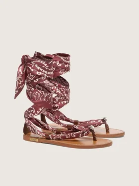 Sandalias planas para mujer con estampado de paisley color burdeos y detalle de joya
