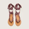 Sandalias planas para mujer con estampado de paisley color burdeos y detalle de joya