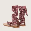 Sandalias planas para mujer con estampado de paisley color burdeos y detalle de joya