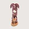 Sandalias planas para mujer con estampado de paisley color burdeos y detalle de joya