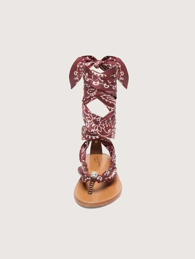 Sandalias planas para mujer con estampado de paisley color burdeos y detalle de joya