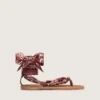 Sandalias planas para mujer con estampado de paisley color burdeos y detalle de joya