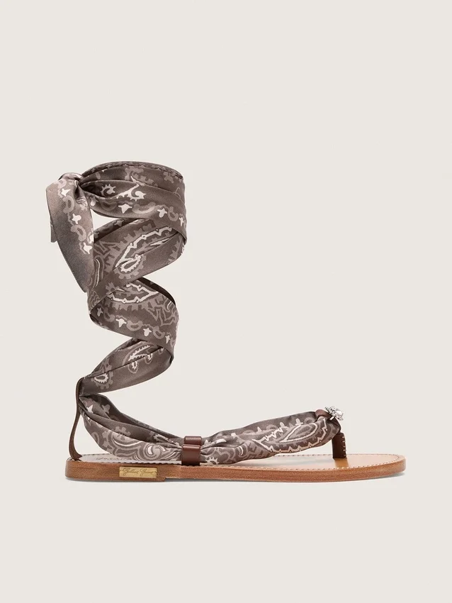 Sandalias planas para mujer con estampado de paisley gris y detalles de joyas