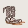 Sandalias planas para mujer con estampado de paisley gris y detalles de joyas
