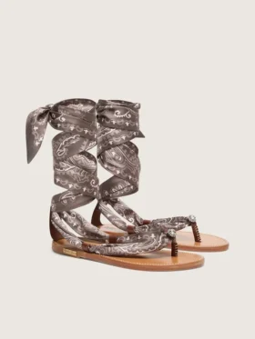 Sandalias planas para mujer con estampado de paisley gris y detalles de joyas