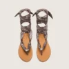 Sandalias planas para mujer con estampado de paisley gris y detalles de joyas