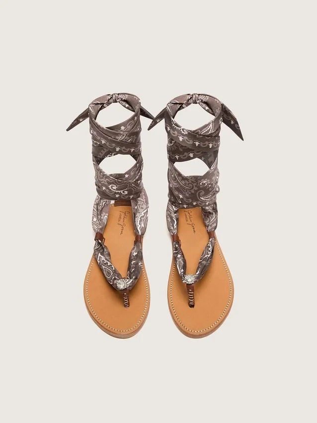 Sandalias planas para mujer con estampado de paisley gris y detalles de joyas
