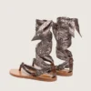 Sandalias planas para mujer con estampado de paisley gris y detalles de joyas