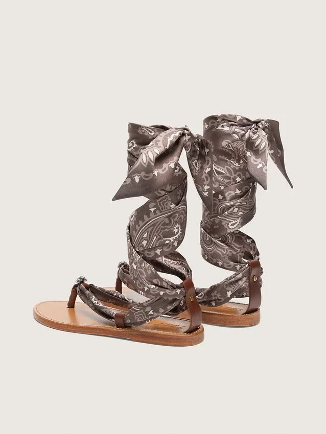 Sandalias planas para mujer con estampado de paisley gris y detalles de joyas