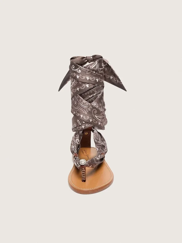 Sandalias planas para mujer con estampado de paisley gris y detalles de joyas