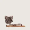 Sandalias planas para mujer con estampado de paisley gris y detalles de joyas