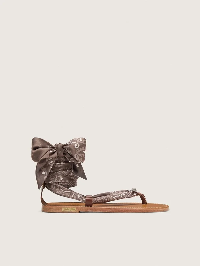 Sandalias planas para mujer con estampado de paisley gris y detalles de joyas
