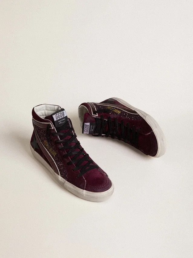 Sandalias Slide para mujer en gamuza con purpurina de cereza negra y estrella de cuero, con detalle metálico de cuero
