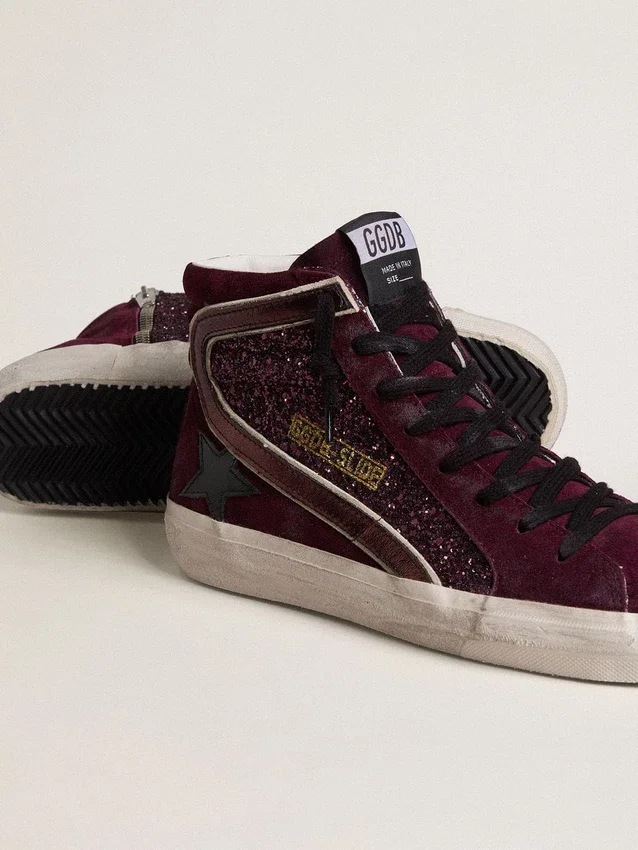 Sandalias Slide para mujer en gamuza con purpurina de cereza negra y estrella de cuero, con detalle metálico de cuero