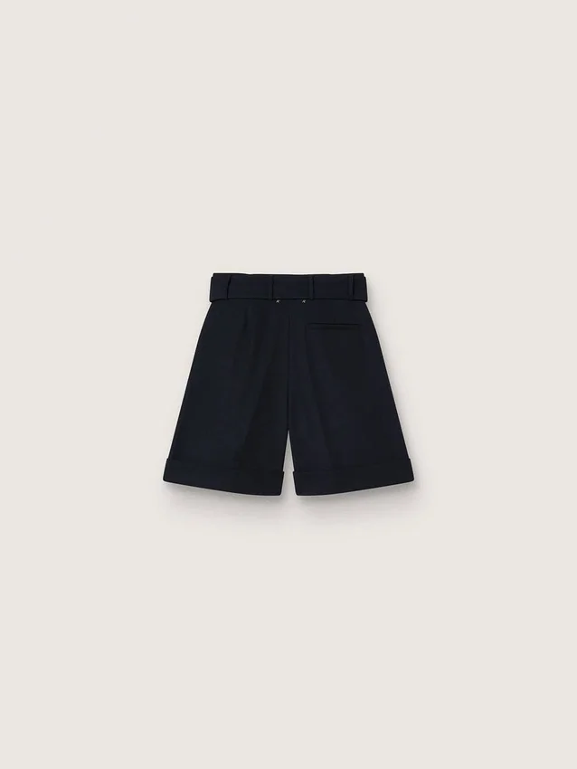 Shorts de mujer en gabardina de lana negra con cinturón