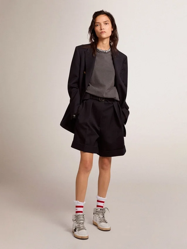 Shorts de mujer en gabardina de lana negra con cinturón