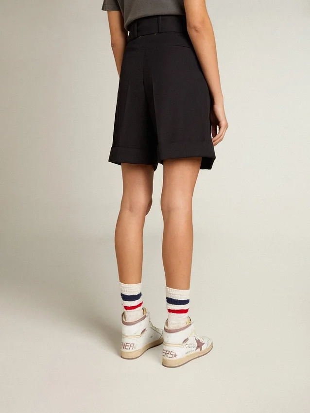 Shorts de mujer en gabardina de lana negra con cinturón