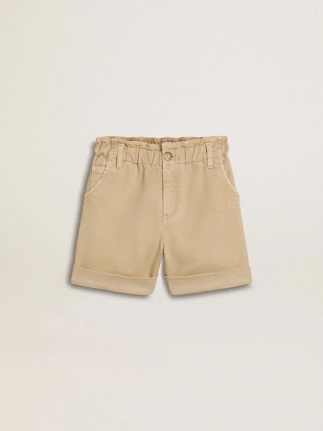 Shorts para niñas color arena con logotipo bordado