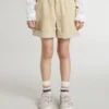 Shorts para niñas color arena con logotipo bordado