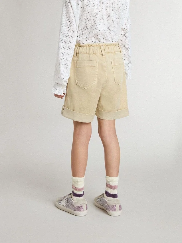 Shorts para niñas color arena con logotipo bordado