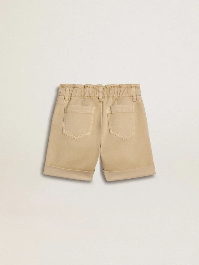 Shorts para niñas color arena con logotipo bordado