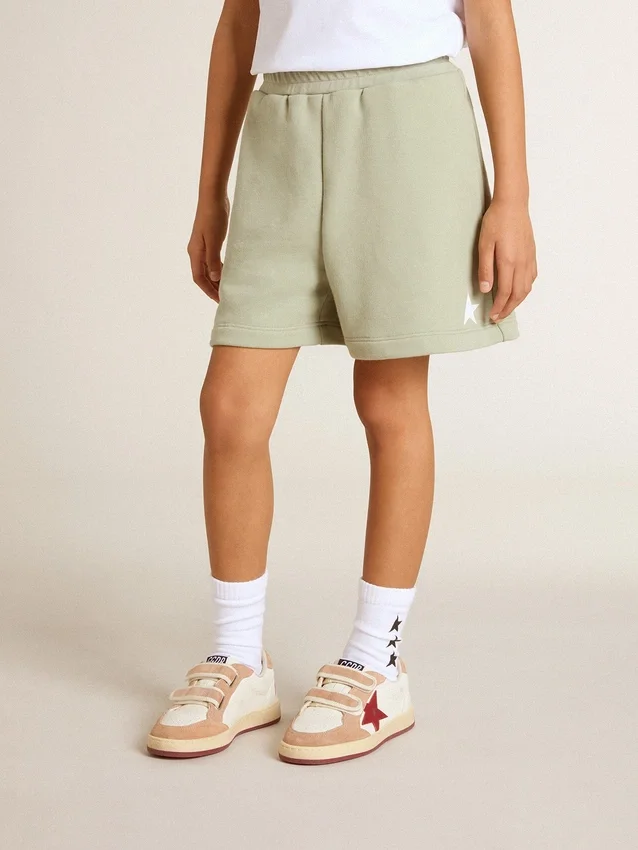 Shorts verde claro con estrella blanca