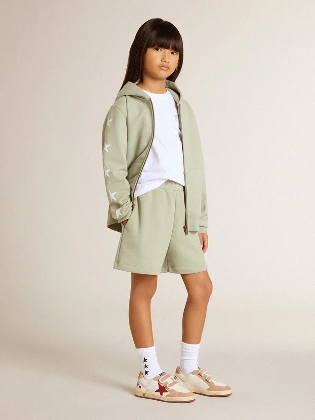 Shorts verde claro con estrella blanca
