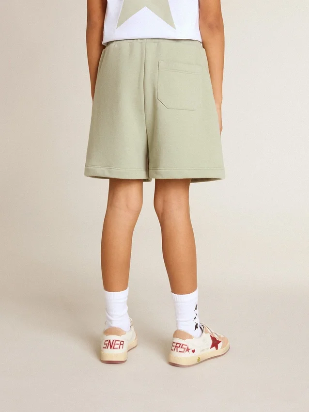 Shorts verde claro con estrella blanca
