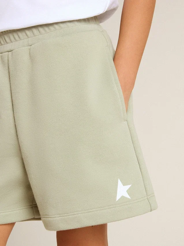 Shorts verde claro con estrella blanca